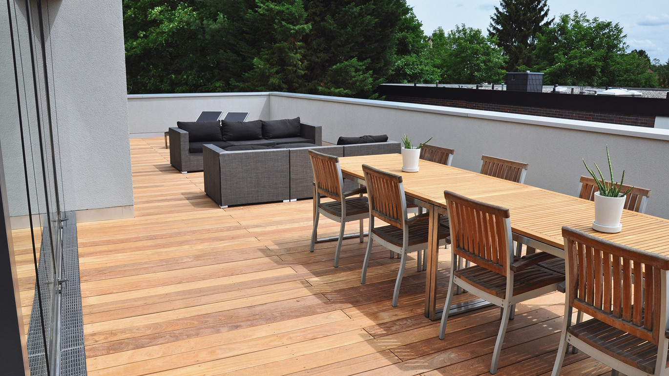 Drainage des façades pour les toits-terrasses avec des planches en bois