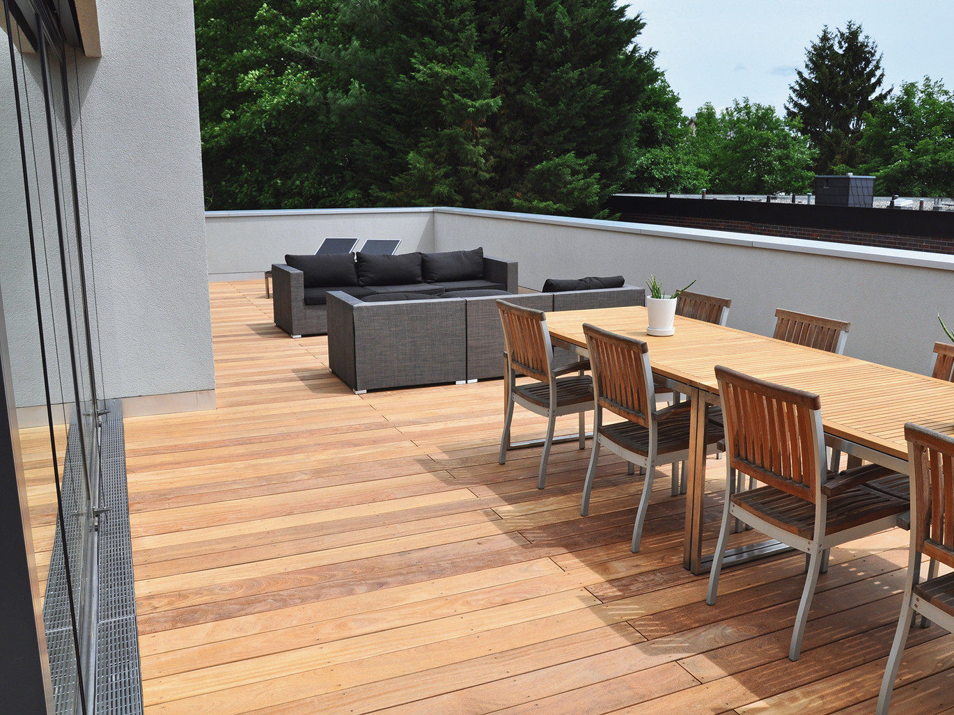 Drainage des façades pour les toits-terrasses avec des planches en bois