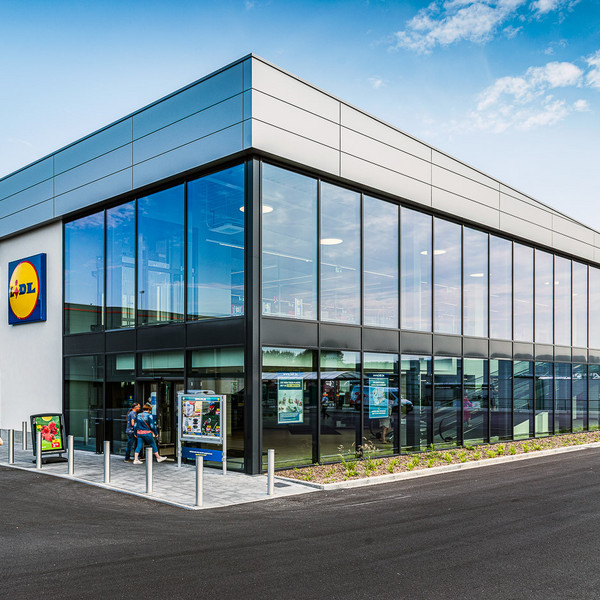 Gezien het feit dat het bestaande terrein in helling ligt en dat de winkel op het laagste punt is gebouwd was het belangrijk om een barrière te voorzien zodat de parking niet onder water komt te staan bij hevige regenval.