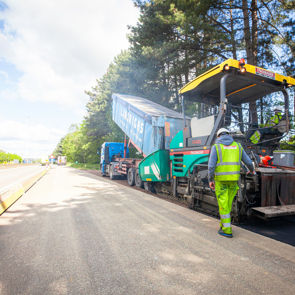 In 2023 werkte het Agentschap Wegen en Verkeer (AWV) aan spitsstroken en pechhavens aan de E313 tussen Beringen en Ham. Stadsbader Contractors voerde de werken uit en gebruikte er de PowerDrain Seal in van ACO als alternatief voor de typische betonnen sleufgoten.