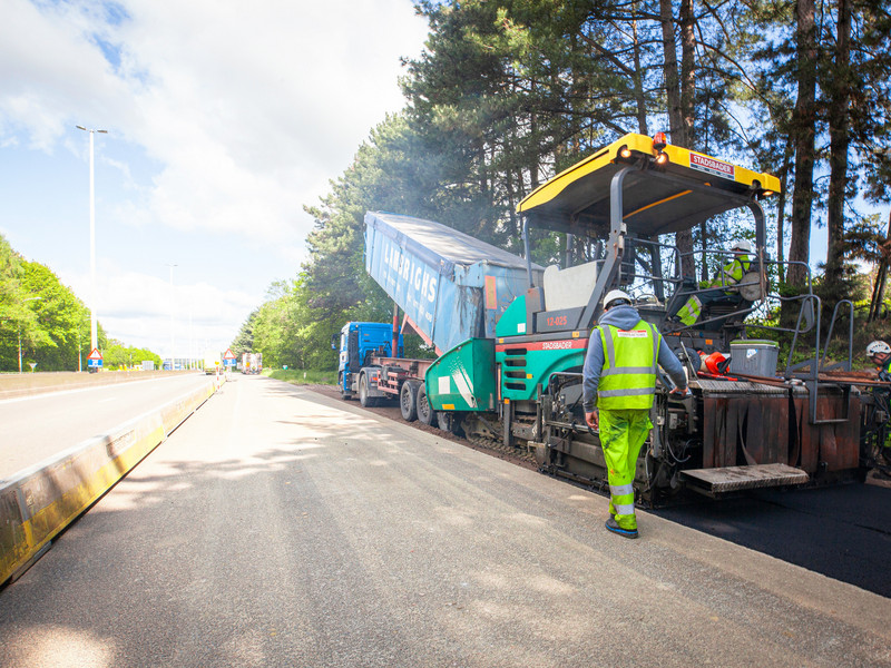 In 2023 werkte het Agentschap Wegen en Verkeer (AWV) aan spitsstroken en pechhavens aan de E313 tussen Beringen en Ham. Stadsbader Contractors voerde de werken uit en gebruikte er de PowerDrain Seal in van ACO als alternatief voor de typische betonnen sleufgoten.