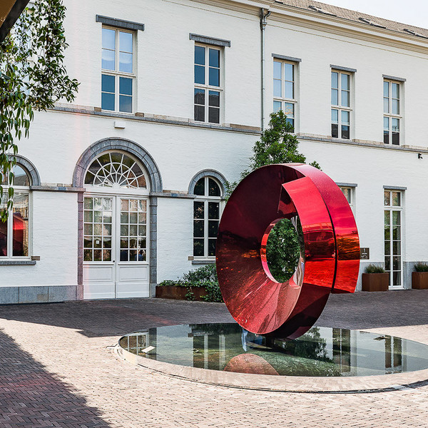 Blikvanger op het inkomplein van Botanic Sanctuary Antwerp