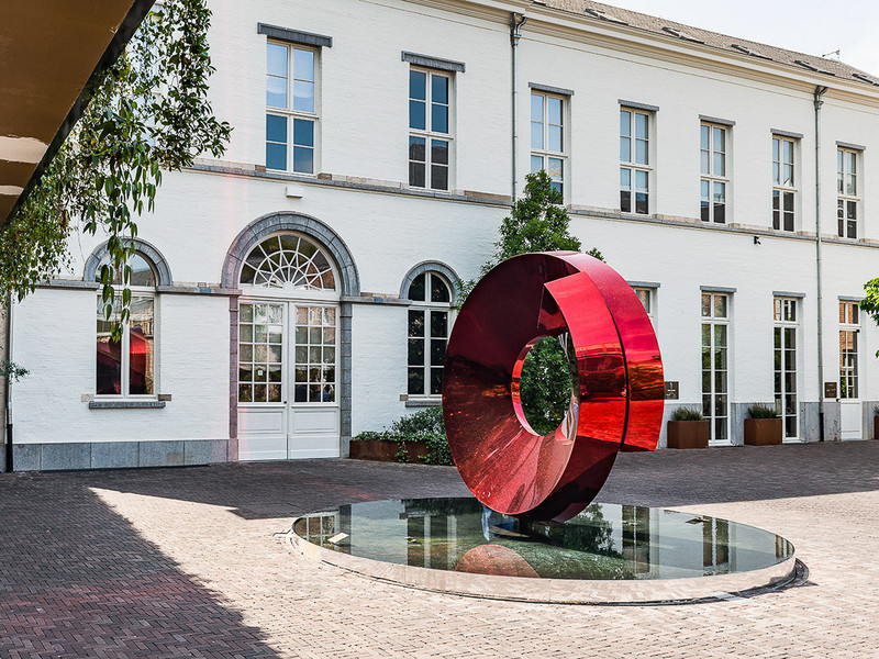 Blikvanger op het inkomplein van Botanic Sanctuary Antwerp