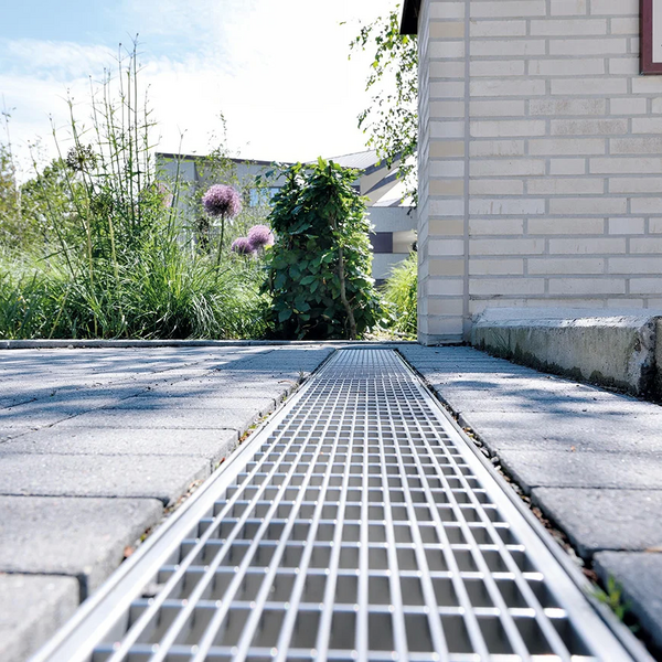 Hoe afwatering voorzien voor een voordeur, oprit, terras of tuin? Water is kostbaar. Wat gebeurt er met overtollig regenwater rondom je woning en in je tuin?