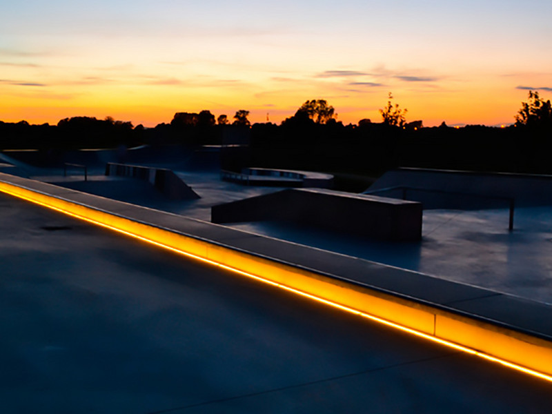 Afvoergoten met Led-verlichting voor het skatepark in Zwevezele